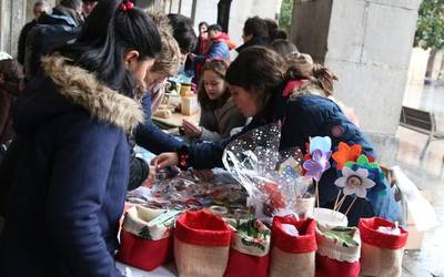 Munduko "bidegabekeriak" ikusarazi dituzte Elkar Hezikoek, elkartasun azokaren bidez