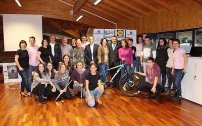 Gaixotasun arraroen ikerketa bultzatzeko, Vatikanora bizikletaz joango da Sergio Gomez