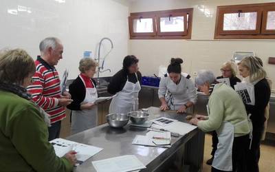 Turroia eta mazapana egiten ikasi dute bederatzi lagunek Goizuetan