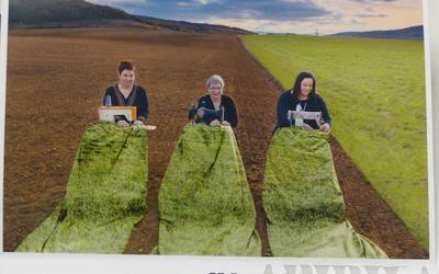 Aretxarteko kideak, aurten ere, egutegia oparitzen dabiltza bezeroei