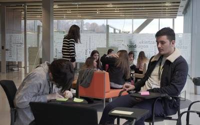 Ideiak sortzeko lehiaketan 50 gazte bildu dira enpresagintza fakultatean