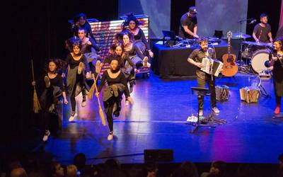 Bizkargi dantza taldea, Inpernuko ikuskizunean, irudietan