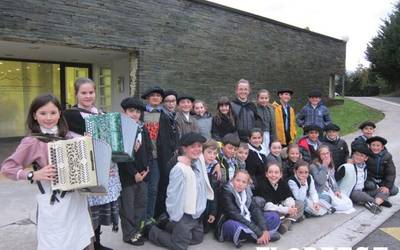 Gabon kantak abestu dituzte Floreagako ikasleek zaharren egoitzan