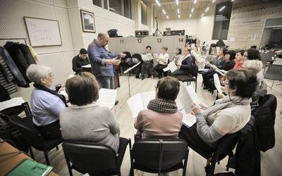 Julian Barrenetxea ahots zuriko taldearen lehen saioa, Javier Alberdik zuzenduta