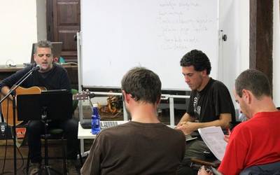 "Literatura eta musikaren elkarreraginetik sortutako kantagintza aztertuko dugu"
