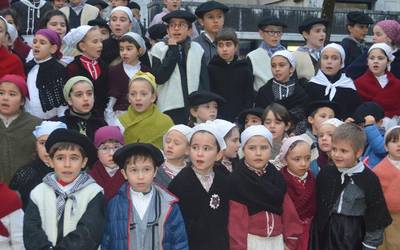 Olentzerori kantari, ongietorria Gabon gauari