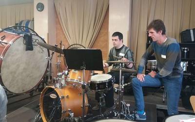 Musikan, ez da hormarik