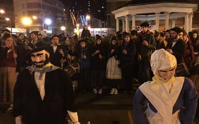 Horra, horra Olentzero eta Mari Domingi Bilboko auzoetan