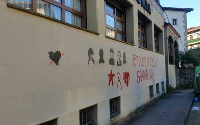 EAJk astelehen goizaldean Oñatiko Batzokian egindako pintadak salatu ditu