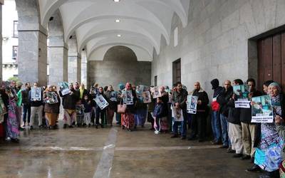 Herritar bati 7 urteko alaba kendu izana salatu dute dozenaka lagunek