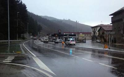 Auto batek istripua izan du Arakaldoko sarreran