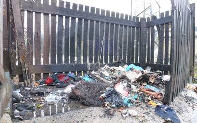 Bergarako Agirre auzoko hiri hondakinak batzeko guneak su hartu zuen atzo