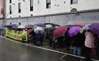 Eskolako jardunaldi jarraiaren ondorioz murrizketak eta kaleratzeak salatu dituzte jantokiko langileek