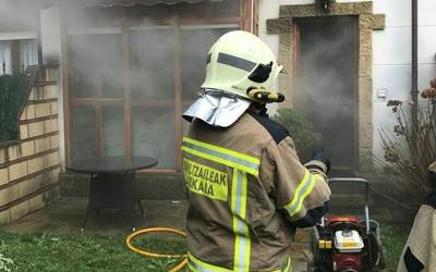 Sua piztu da Aretxalde auzoko etxe batean