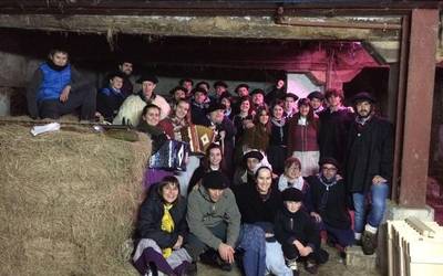 Gazteek baserriz baserri kopla kantari agurtu zuten urtea Beran