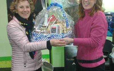 Piliri egokitu zaio Goizuetako ileapaindegiko Eguberritako saskia