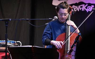 Eta bapatean musika sortu zen