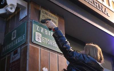 Andra Mari garaile Orozkoko herriguneko kaleen arteko herri kiroletan