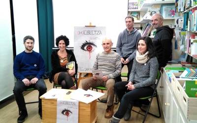 (H)ilbeltza Euskal Nobela Beltzaren Astearen aurkezpena egin dute Iruñeko Karrikirin