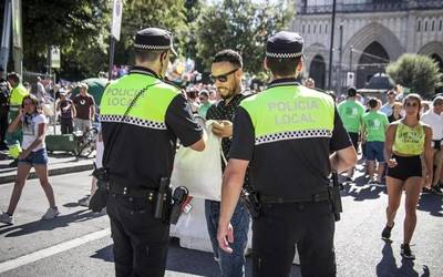 Gasteizko Udaltzaingoaren 092 zenbakiak ez du euskaraz arretarik emango aurrerantzean