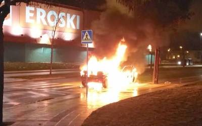 Auto batek su hartu du bat batean