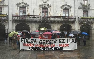 Arrasateko Herriko Plazan elkarretaratzea egin dute Edesa Industrial eta Geyserreko langileek