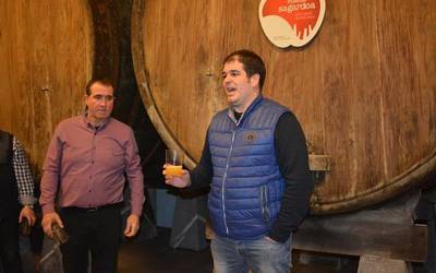 Unai Agirrek zabaldu du txotx denboraldia Añota sagardotegian