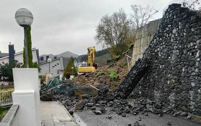 Isasiko lur-erorketaren harira udalak izandako jarrera kritikatu du OMNIAk