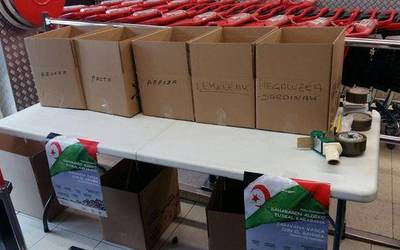 Saharako errefuxiatuen kanpamenduetara bidaltzeko janari bilketa ari dira egiten gaur, Azpeitiko Eroski eta BM supermerkatuetan