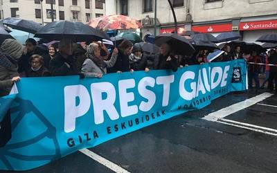 Milaka lagunek abiatu dute presoei elkartasuna adieraziz manifestazioa