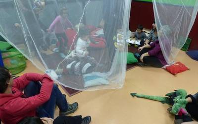 Eguraldi eskasaren aurrean ludotekara familia giroan jolastera