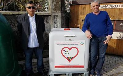 Plastikozko tapoiak jasotzeko edukiontzia jarri dute Zumaian