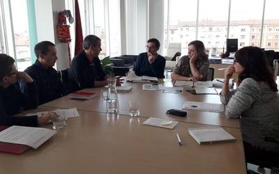 Leitzako ordezkariek elikadura burujabetza prozesua aurkeztu diete Nafarroako Gobernuko nekazaritza eta landa garapeneko arduradunei