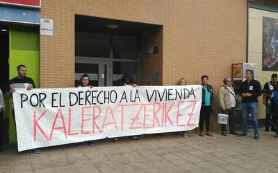 Bertan behera geratu da Zabalganeko familiaren etxegabetzea