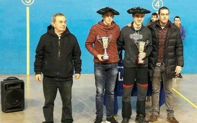 Unai eta Jon Alberdi anaiek txapelak jantzi zituzten Elgoibarko San Anton txapelketan