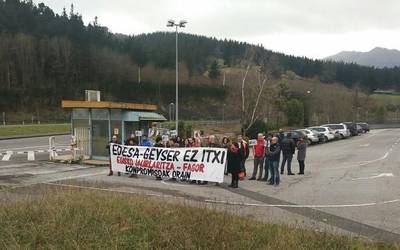 Edesa Industrialera etorri da Parlade, eta langileek elkarretaratzea egin dute protestatzeko