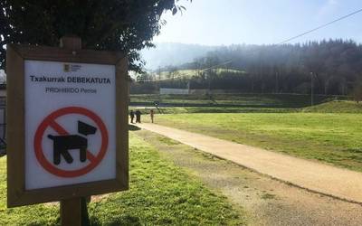 Txakurren araudia gogortu egin dute hiru txakur sei urteko ume bati eraso egiteko zorian egon eta gero