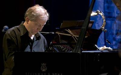 Wim Mertensen eta Kirmen Uriberen emanaldirako sarrerak eros daitezke