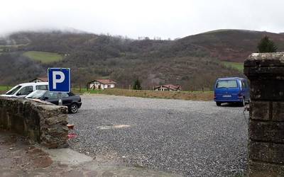 Berroetan aparkaleku bat egin du Baztango Udalak