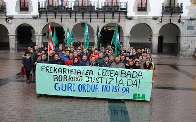 ELAko ordezkariek elkarretaratzea egin dute lan baldintza duinak eskatzeko eta prekarietatea salatzeko