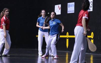 Euskal Ligako nesken txapelketako finalak Bergarako udal pilotalekuan