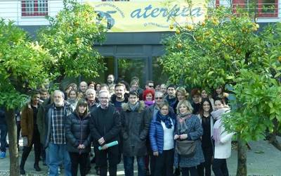 Aterpearen II. bilkura, mende laurdenari begira