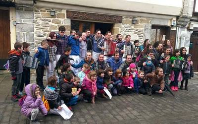 Neska-mutil kuadrilla ederra bildu da trikitixaren bueltan Arantzako inauterietan