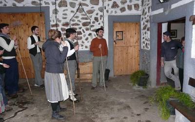 Zapatuan Santa Eskean ibiliko dira baserriz baserri, Beñat Iguaran kantu lagun hartuta