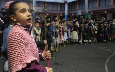 Santa eskean aterako dira ikastolako ikasle, irakasle eta gurasoak; igandean