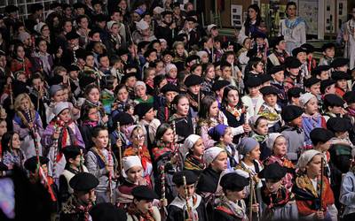 Santa eskeko koplak aterpean abestu dituzte Elgoibar Ikastolako ikasleek