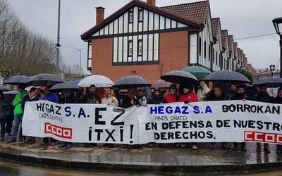 Hegazeko langileek enpresa ez ixtea eskatu dute San Blas Azokan egindako elkarretaratzean