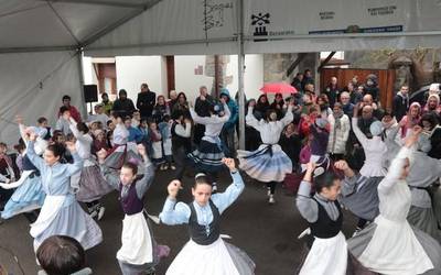 Opilak bedeinkatu ostean dantza erakustaldiak girotu du Buruñao, San Blas egunean