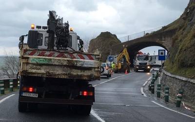 Labarrean zintzilik geratu den mendi zatia kendu arte ez dute errepidea guztiz zabalduko