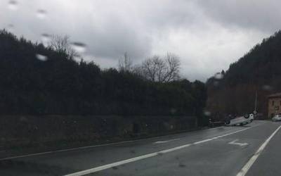 Auto bat irauli da Oñatiko Santxolopeztegi auzoan